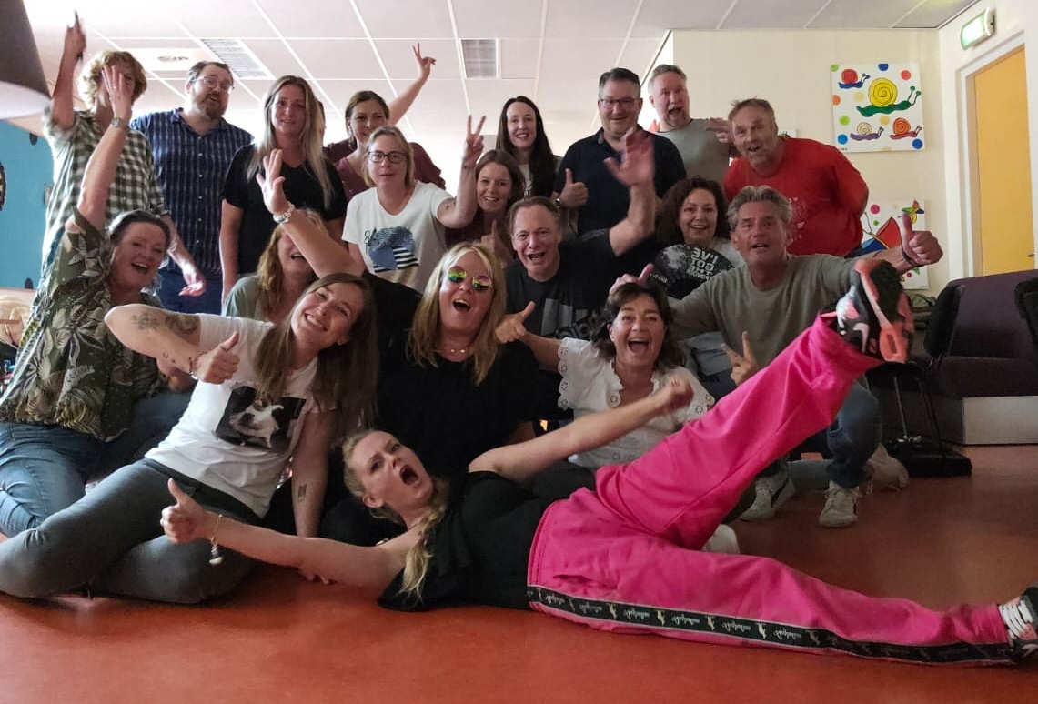 Samen lachen tijdens teambuilding